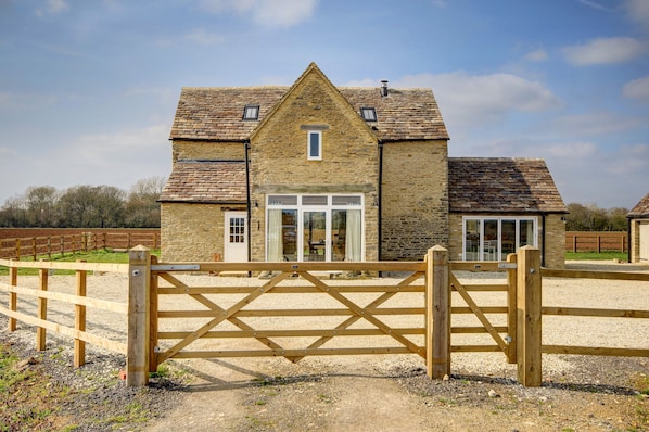 Front of property - Enchanting Family Barn Home in Gloucestershire (Lechlade)