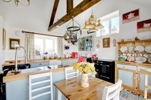 Classic Cottage, 2 Bedrooms | Private kitchen | Fridge, microwave, oven, stovetop - Enchanting Family Barn Home in Gloucestershire  (Lechlade)