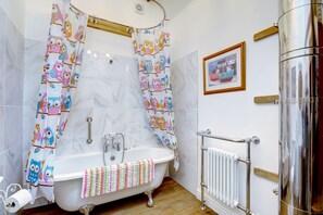 Casa de campo clásica, 2 habitaciones | Baño | Secadora de cabello, toallas, papel de baño 