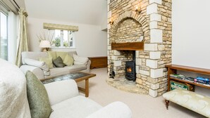 Cottage, 1 Bedroom | Living room | Fireplace - Modern Single Story Village Home Near Lechlade  (Lechlade)