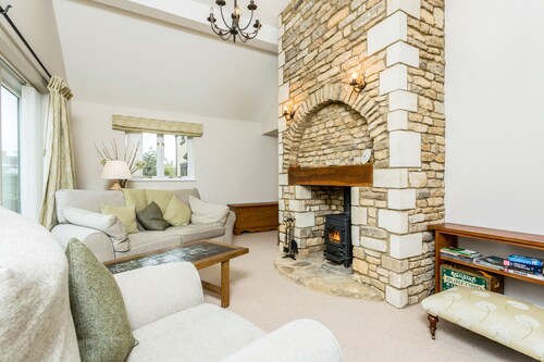 Modern Single Story Village Home Near Lechlade 