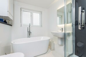 Cottage, 1 Bedroom | Bathroom | Hair dryer, towels, toilet paper - Modern Single Story Village Home Near Lechlade  (Lechlade)