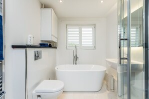 Cottage, 1 Bedroom | Bathroom | Hair dryer, towels, toilet paper - Modern Single Story Village Home Near Lechlade  (Lechlade)