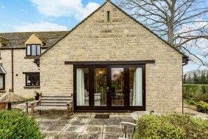 Front of property - Modern Single Story Village Home Near Lechlade  (Lechlade)