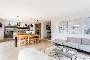 Cottage, 5 Bedrooms | In-room dining - Spacious & Luxurious Home near Bicester village  (Bicester)