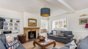Cottage, 4 slaapkamers | Woonkamer | Een open haard