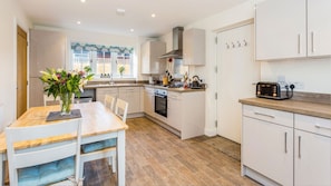 Cottage, 3 Bedrooms | Private kitchen | Fridge, microwave, oven, stovetop