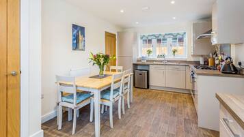 Cottage, 3 Bedrooms | Private kitchen | Fridge, microwave, oven, stovetop