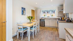 Cottage, 3 phòng ngủ | Bếp riêng | Tủ lạnh, lò vi sóng, lò nướng, bếp nấu 