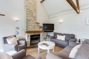 Living room - Supreme Riverside Home by Cotswolds Wildlife Park  (Lechlade)