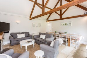 Cottage, 6 Bedrooms | Living room | Fireplace