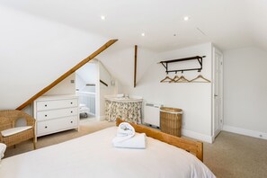 Room - Supreme Riverside Home by Cotswolds Wildlife Park  (Lechlade)