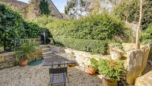 Unclassified image, 2 of 21, button - Stone Cottage close to village shop, pool & pub (Lechlade)