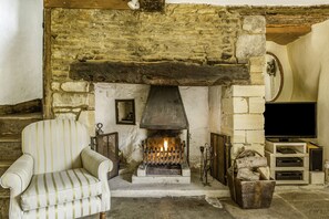 Fireplace - Stone Cottage close to village shop, pool & pub (Lechlade)