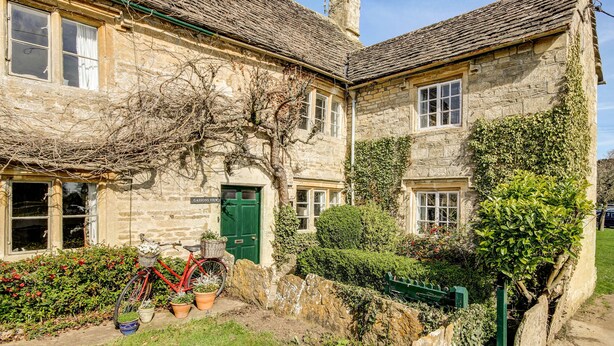 Unclassified image, 1 of 21, button - Stone Cottage close to village shop, pool & pub (Lechlade)