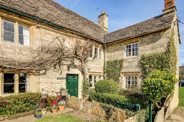 Front of property - Stone Cottage close to village shop, pool & pub (Lechlade)