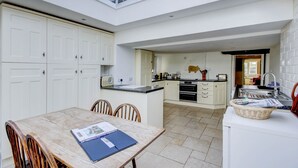 Unclassified image, 4 of 21, button - Stone Cottage close to village shop, pool & pub (Lechlade)