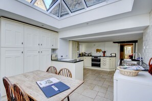 Cottage, 4 Bedrooms | Private kitchen | Fridge, microwave, oven, stovetop - Stone Cottage close to village shop, pool & pub (Lechlade)