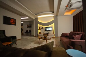 Ropa de cama de alta calidad, muebles diferentes y escritorio