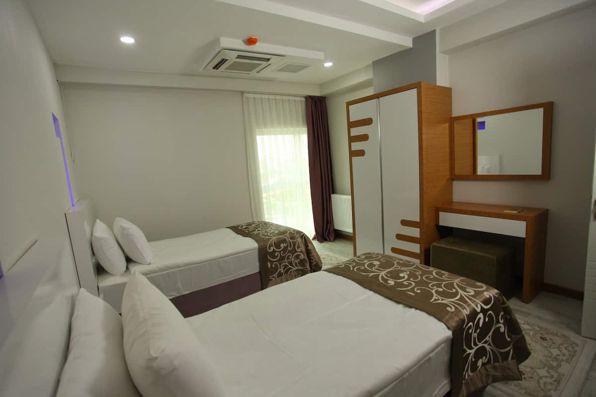 Dupleks Comfort | Seprai premium, meja kerja, dan ruang kerja ramah laptop