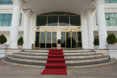 The City Walls Suit Hotel