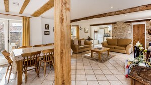 In-room dining - Traditional Family Barn Conversion near Faringdon  (Faringdon)