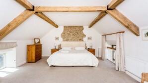 Premium bedding, laptop workspace, iron/ironing board - Traditional Family Barn Conversion near Faringdon  (Faringdon)