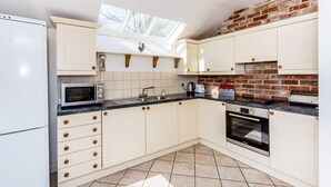 Shared kitchen - Traditional Family Barn Conversion near Faringdon  (Faringdon)