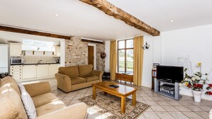 Living area - Traditional Family Barn Conversion near Faringdon  (Faringdon)