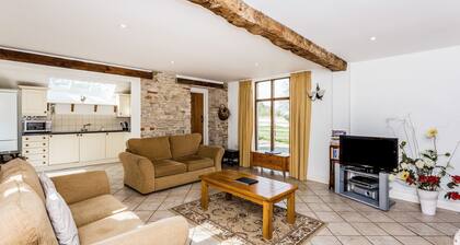 Traditional Family Barn Conversion near Faringdon