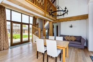 Cottage, 5 chambres | Restauration dans la chambre