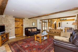 Feriehus - 5 soveværelser | Stue | Pejs