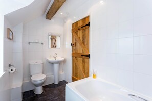 コテージ 2 ベッドルーム | バスルーム | シャワー付き浴槽、ヘアドライヤー、タオル、トイレットペーパー