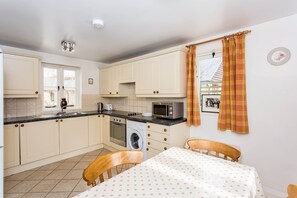 Cottage, 2 kamar tidur | Dapur bersama | Lemari es, microwave, oven, dan kompor