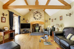 Deluxe Cottage, 4 Bedrooms | Living room | Fireplace