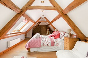 Stuga Deluxe - 4 sovrum | Sängtillbehör av högsta kvalitet, individuell inredning och unika möbler