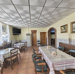 Daily continental breakfast (EUR 4 per person)