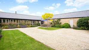 Cottage (10 Bedrooms) | Garden view - Classic Cotswolds Barn Conversions by the river (Bampton)