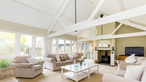 Cottage (10 Bedrooms) | Living room | Fireplace - Classic Cotswolds Barn Conversions by the river (Bampton)