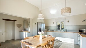 Cottage, 3 Bedrooms | In-room dining - Classic Cotswolds Getaway in Radcot (Faringdon)