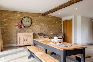 Cottage, 3 Bedrooms | In-room dining