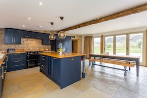 Cottage, 3 Bedrooms | Shared kitchen