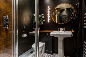 Cottage, 3 Bedrooms | Bathroom | Shower, hair dryer, towels, toilet paper