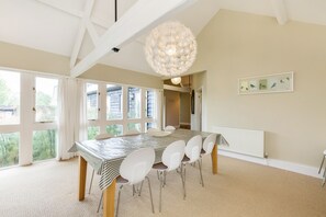 In-room dining - Deluxe Cotswolds Family Home in Oxfordshire  (Bampton)