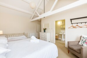 Premium bedding, individually decorated, individually furnished - Deluxe Cotswolds Family Home in Oxfordshire  (Bampton)