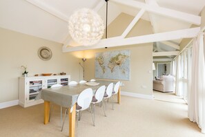 Deluxe Cottage, 4 Bedrooms | In-room dining