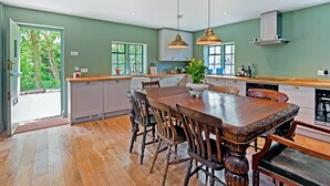 Comfort Cottage, 3 Bedrooms | In-room dining - Enchanting Cotswolds Cottage in Oxfordshire  (Witney)