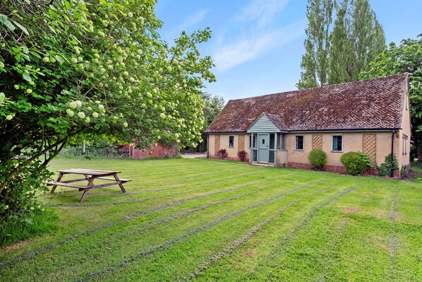 Exterior detail - Enchanting Cotswolds Cottage in Oxfordshire  (Witney)