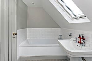 Bathroom - Enchanting Cotswolds Cottage in Oxfordshire  (Witney)