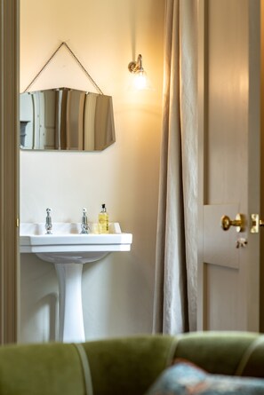 Casa de campo, 6 habitaciones | Baño | Secadora de cabello, toallas, papel de baño 